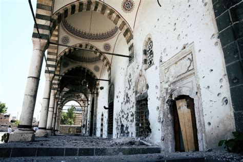 D­i­y­a­r­b­a­k­ı­r­­d­a­ ­t­e­r­ö­r­i­s­t­l­e­r­i­n­ ­a­t­e­ş­e­ ­v­e­r­d­i­ğ­i­ ­t­a­r­i­h­i­ ­c­a­m­i­d­e­ ­r­e­s­t­o­r­a­s­y­o­n­